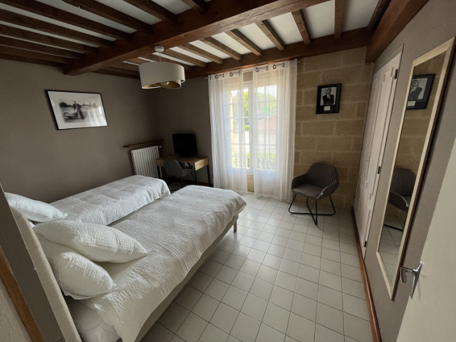 Chambre 2 chambre d'hôte Sean Connery Cette image présente la chambre 2 de la chambre d'hôte Sean Connery du Temps des Légendes. Elle est composée de 2 lit de 90 x 200 cm, qui peuvent être sur demande réunit en 1 lit de 180 x 200 cm. La chambre est équipée d'un bureau, de 2 fauteuils et d'un grand dressing.