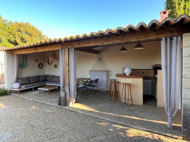 Le Pool House, son espace détente et son coin cuisine barbecue Cette image présente le Pool House de l'espace piscine de "Le temps des Légendes"