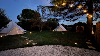 Tentes nomades haut de gamme dans le parc du Temps Des Légendes