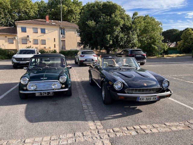 Austin Mini et Fiat 124 Spider lors d'une Balade organisée par Le Temps Des Légendes